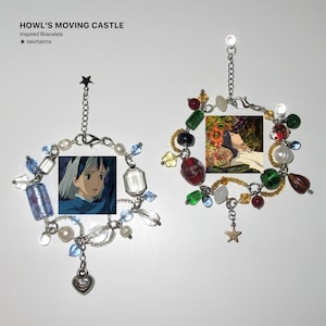 Op de afbeelding: Twee decoratieve armbanden ge&iuml;nspireerd op "Howl's Moving Castle". Elke armband heeft een kleine ingelijste afbeelding uit de film, omringd door kleurrijke kralen, parels en bedels. E&eacute;n armband heeft een hartbedel, de andere een ster. Tekst linksboven luidt "HOWL'S MOVING CASTLE Inspired Bracelets".