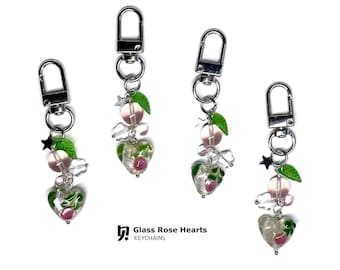 Llavero de corazón de rosa de cristal: dije para bolso hecho a mano con cuentas