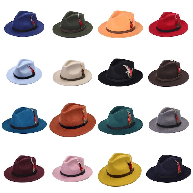 Peut inclure: Une collection de chapeaux fedora de diff&eacute;rentes couleurs, dont le bleu, le vert, l'orange et le rouge. Chaque chapeau est orn&eacute; d'une plume d&eacute;corative. Les chapeaux sont dispos&eacute;s en rang&eacute;es et en colonnes, pr&eacute;sentant la vari&eacute;t&eacute; des styles.