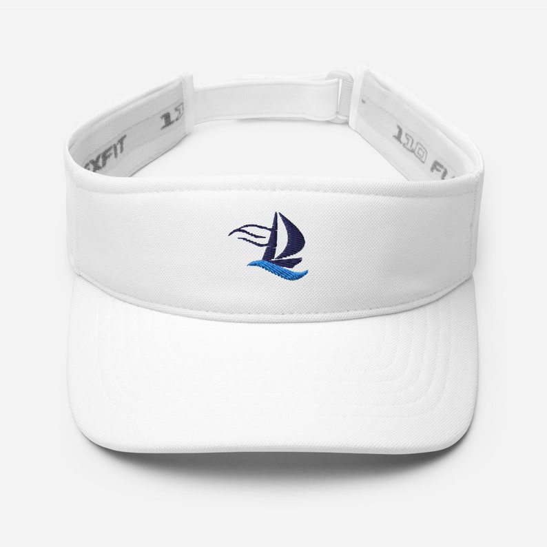 Pode incluir: Visor branco com um logotipo de veleiro azul e preto bordado na frente. O visor tem uma al&ccedil;a ajust&aacute;vel.