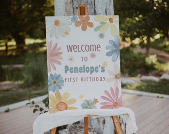 Op de afbeelding: Welkom op Penelope's eerste verjaardagsschild met een witte achtergrond en kleurrijke bloemenillustraties.