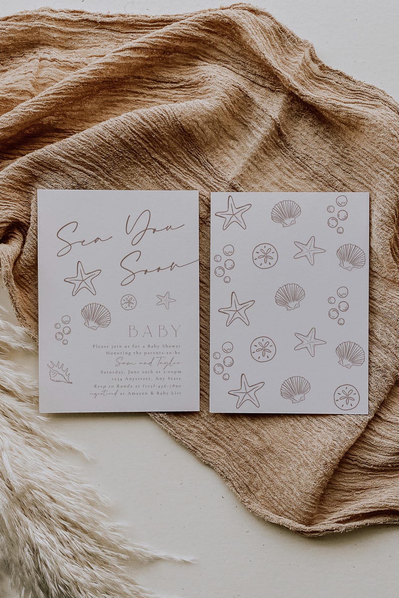 Może przedstawiać: Zaproszenie na baby shower z motywem morskim. Zaproszenie ma jasnoniebieskie tło z białą ramką. Tekst "Sea You Soon" jest napisany kursywą z gwiazdą morską i muszelkami. Zaproszenie zawiera r&oacute;wnież tekst "Baby" i imiona "Soon and Tagler".