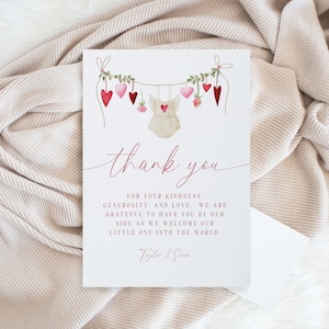 Notes de remerciement pour la fête de naissance de la Saint-Valentin | Une petite chérie est en route pour une baby shower | Cartes de remerciements baby shower | Téléchargement instantané 555