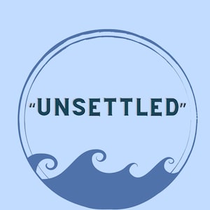 Op de afbeelding: Een lichtblauwe afbeelding met het woord "UNSETTLED" in donkerblauw, omgeven door een dubbele cirkel. Daaronder drie gestileerde blauwe golven, alles tegen een lichtblauwe achtergrond.