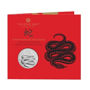 Peut inclure: Une carte de pièce de monnaie rouge et or représentant une pièce d'argent avec un motif de serpent. La carte porte le texte "The Royal Mint" et "Lunar Year of the Snake" en lettres noires. La pièce est une pièce de monnaie de 5 £ du Royaume-Uni de 2025 en état brillant non circulé.