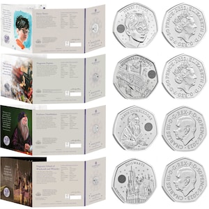 Puede incluir: Un conjunto de ocho monedas de colección de plata con personajes y lugares de la serie de Harry Potter. Las monedas representan a Harry Potter, el Expreso de Hogwarts, el profesor Dumbledore, Albus Dumbledore y el Colegio Hogwarts de Magia y Hechicería. Las monedas son todas de 50 peniques y presentan el perfil del rey Carlos III en el reverso.
