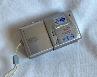 オリンパス Camedia C-60 ズーム、Y2K デジカメ（バッテリー＆充電器付き）