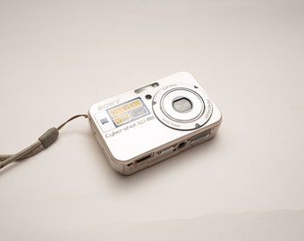 Appareil photo numérique Sony Cybershot DSC N2 Y2K vintage avec écran tactile esthétique