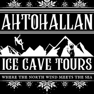 Puede incluir: Una ilustraci&oacute;n en blanco y negro de un paisaje invernal con el texto "Aht Oh Allan Ice Cave Tours" y el lema "Where the North Wind Meets the Sea".