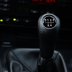 Pomello del cambio manuale adatto per BMW E34 E36 E39 E46 E81 E83 X1 X3 M3 M5 M6 Pelle nera (5 velocità)