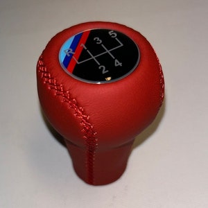 Pomello del cambio manuale adatto per BMW E34 E36 E39 E46 E81 E83 X1 X3 M3 M5 M6 in pelle rossa (5-6 velocità)