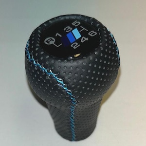 Op de afbeelding: Een rustiek houten bord met de tekst "Welcome to our home" in witte letters. Het bord heeft een verweerde afwerking en een eenvoudig, uitnodigend ontwerp, perfect voor een veranda of entree.