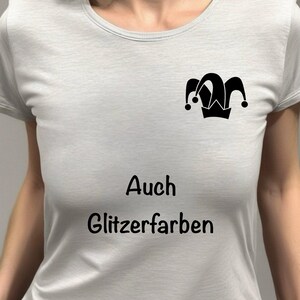 Könnte beinhalten: Hellgraues T-Shirt mit einem schwarzen Narrenhut-Motiv auf der linken Brust. Der Text "Auch Glitzerfarben" ist darunter in Schwarz gedruckt.