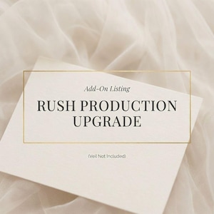 Może przedstawiać: Biała karta ze złotą obwódką zawiera tekst "RUSH PRODUCTION UPGRADE" pogrubioną czcionką. Słowa "Add-On Listing" znajdują się nad głównym tekstem, a "(Veil Not Included)" poniżej. Karta jest umieszczona na miękkiej, kremowej tkaninie.