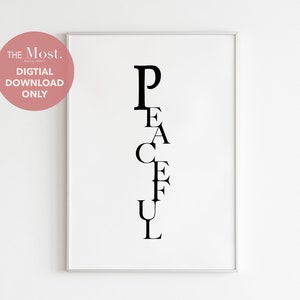 Könnte beinhalten: Ein druckbares Wandkunstdesign mit dem Wort "PEACEFUL" in schwarzem Text, wobei jeder Buchstabe vertikal gestapelt ist.