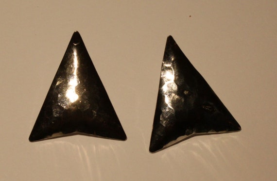 Vintage Arrowhead Silver Hammered Texture Earrings - image 1