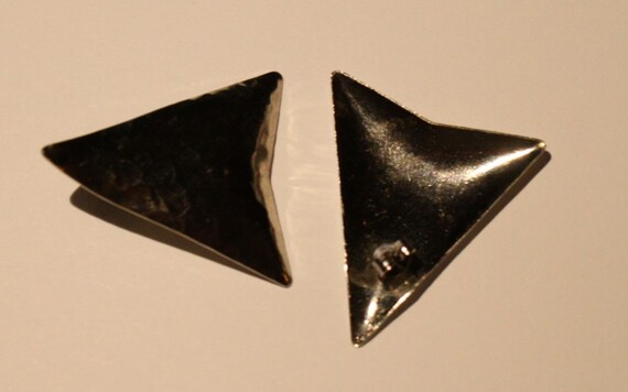Vintage Arrowhead Silver Hammered Texture Earrings - image 2