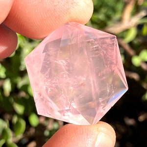 Rosenquarz Hexagon Edelstein 13g. Handgeschnitzt & poliert. Ethisch und aus fairem Handel bezogen. Kristallheilung.