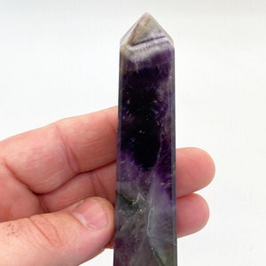 シェブロン ドリーム アメジスト タワー。ブラジル産の倫理的かつ公正な取引。クリスタル ヒーリング。