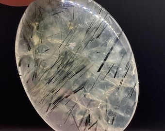 Ovale prehniet cabochon: edelsteen van ethische oorsprong (28,9 mm x 20,6 mm x 5,9 mm)