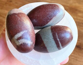 Kamień Shiva Lingam: ręcznie polerowany kryształ z Madagaskaru