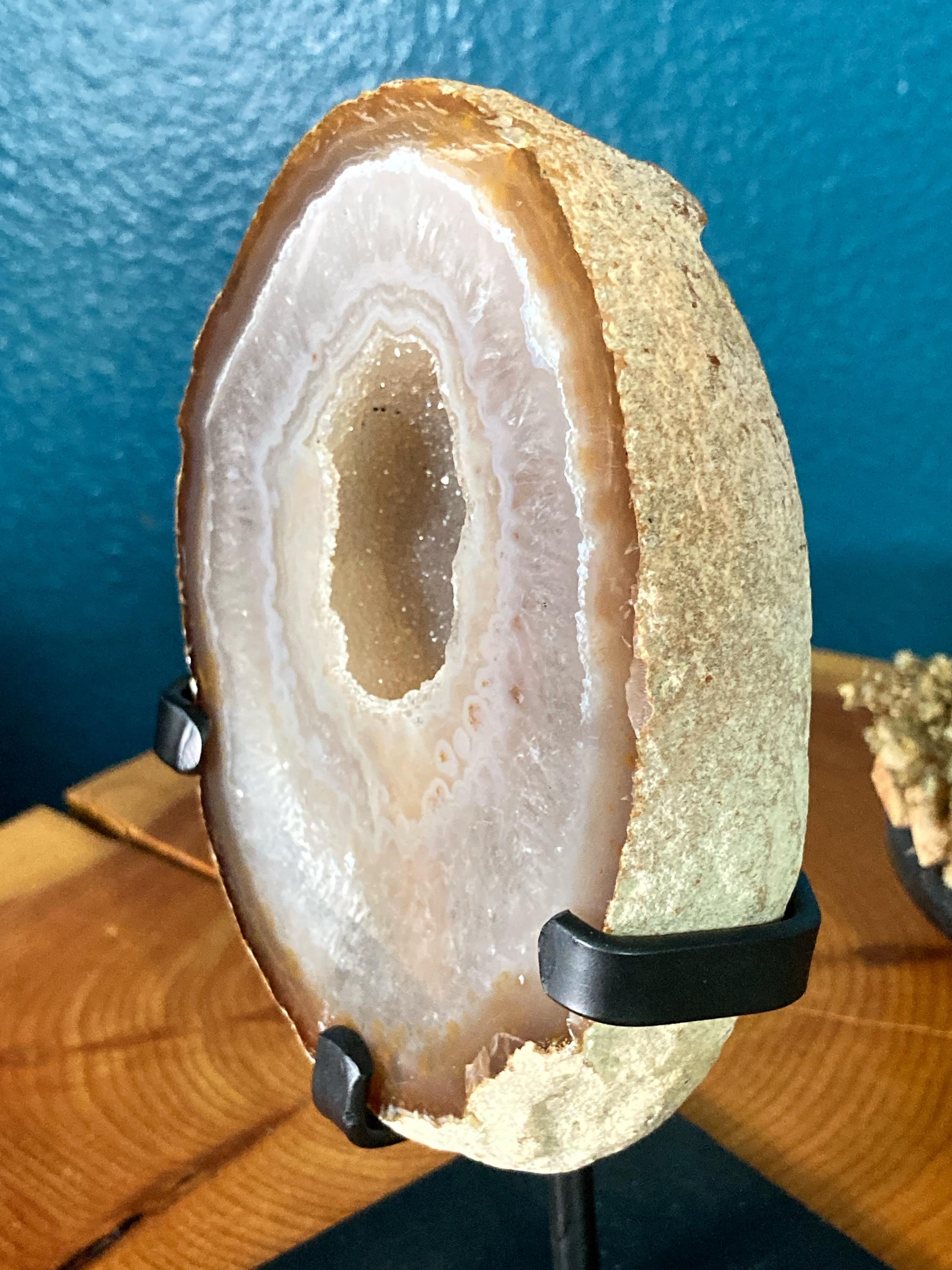 ドゥルージー入り瑪瑙ジオード：倫理的に調達されたクリスタル装飾品