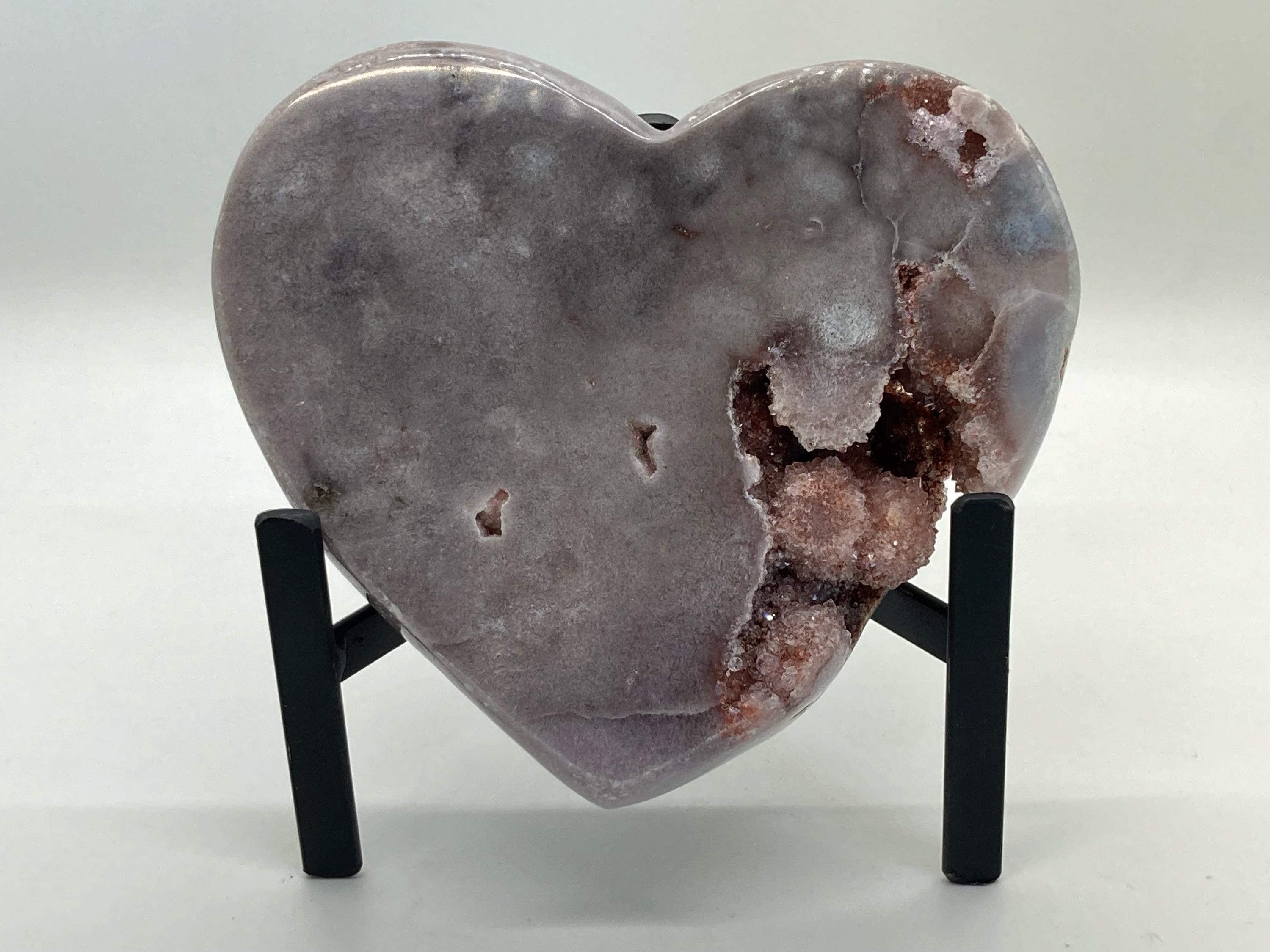 スタンドに飾られたピンクアメジストのハート：磨き上げられた
