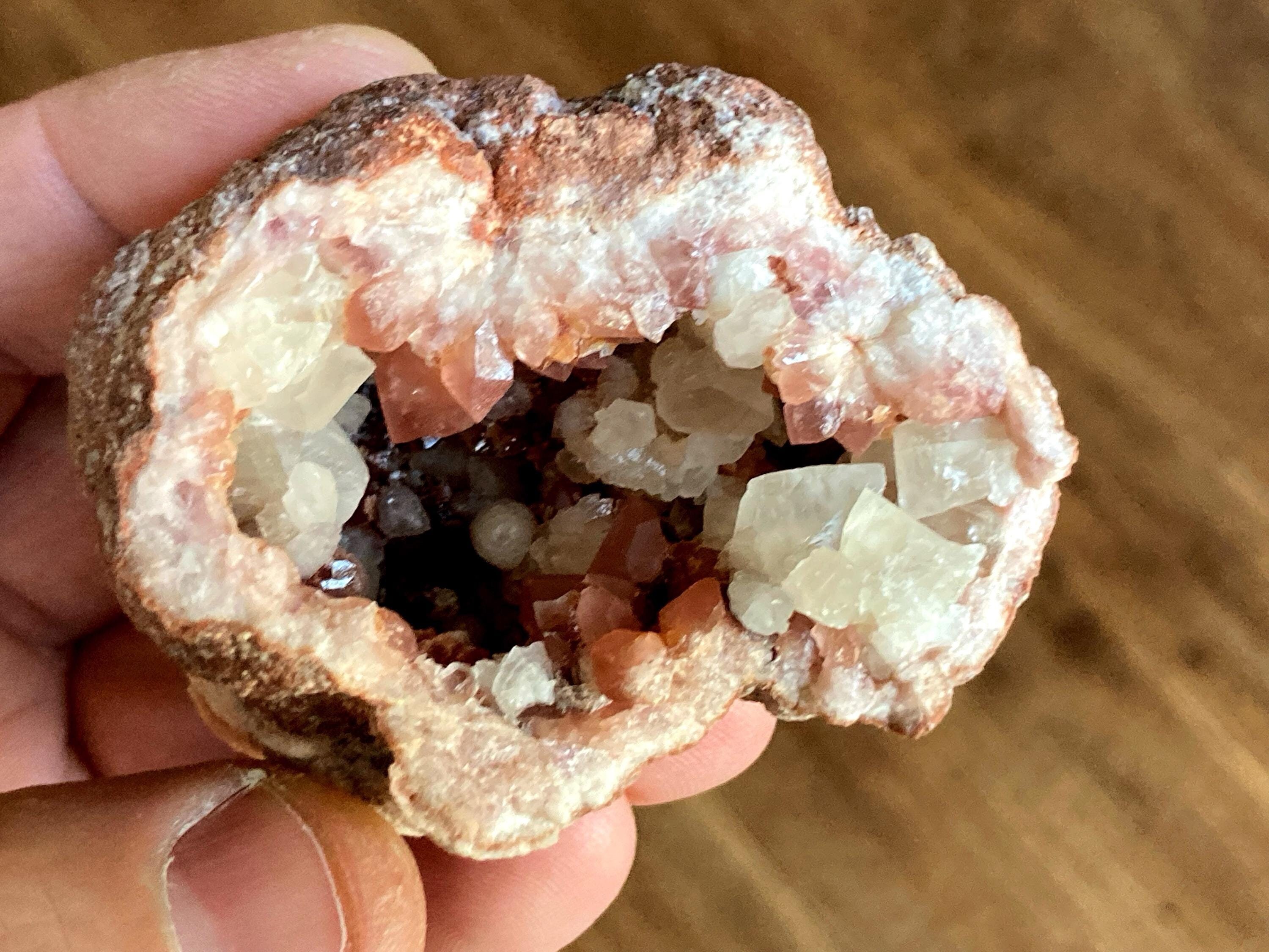 方解石ジオードクラスター付き天然ピンクアメジスト。倫理的かつ公正な