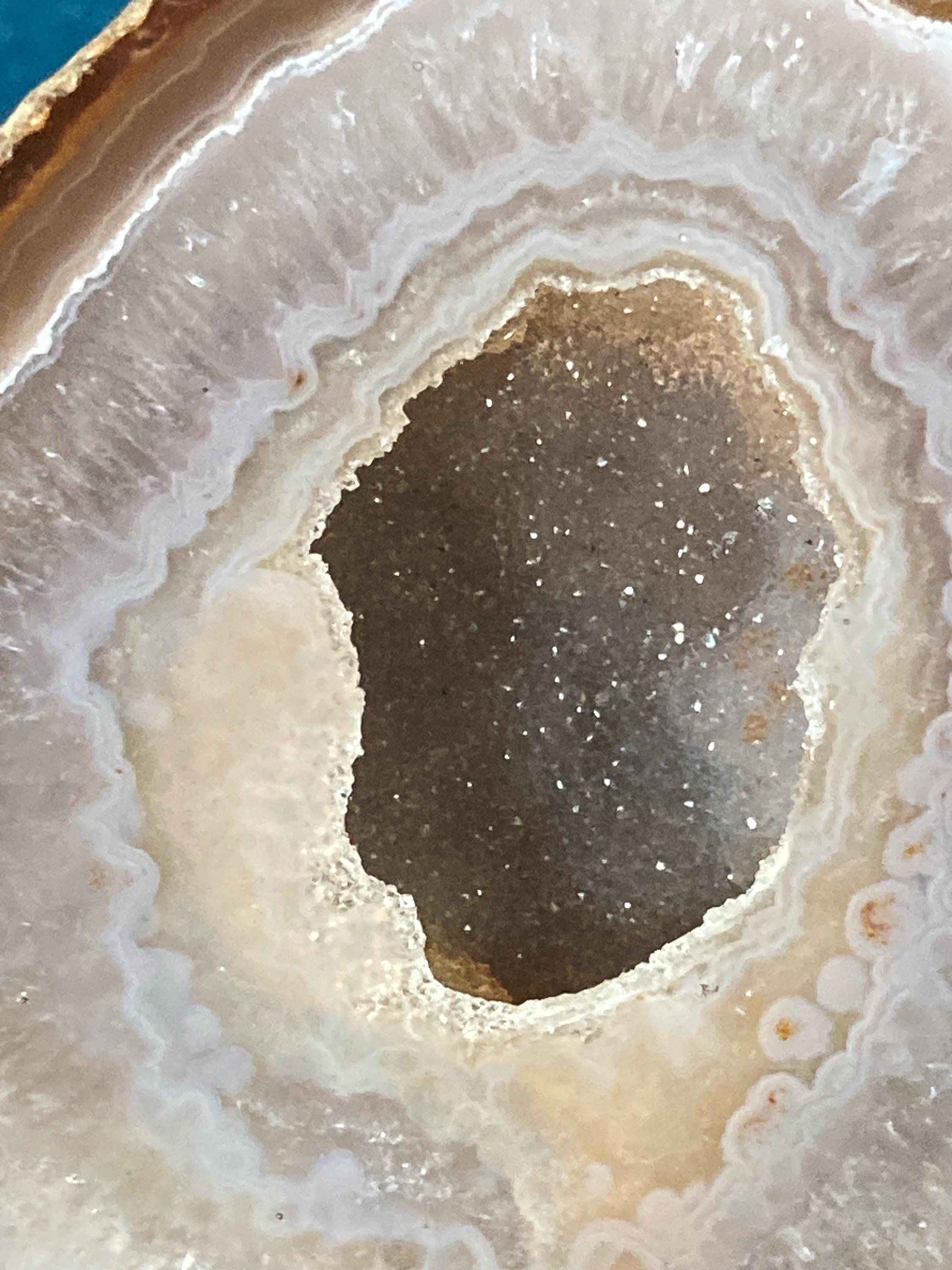 ドゥルージー入り瑪瑙ジオード：倫理的に調達されたクリスタル装飾品