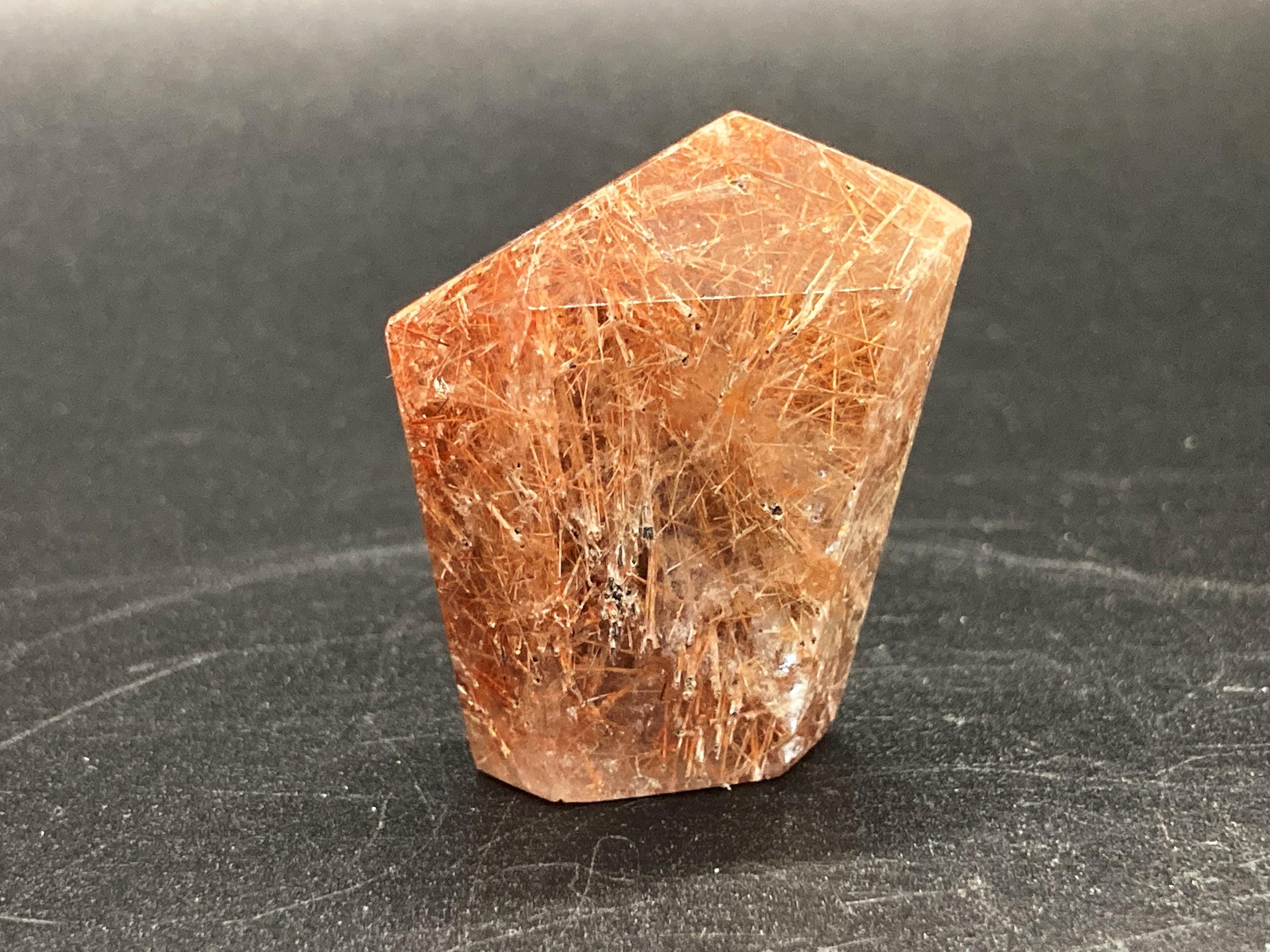 レッドルチルクォーツポイント：倫理的に調達されたクリスタル