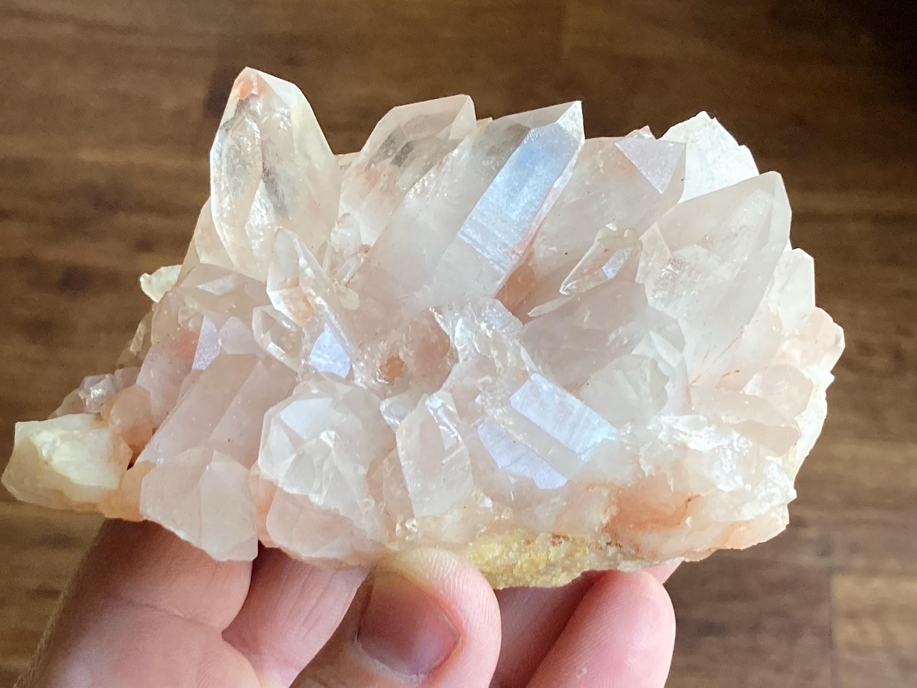 インド産ピンクヒマラヤサマディクォーツクラスター。倫理的かつフェア