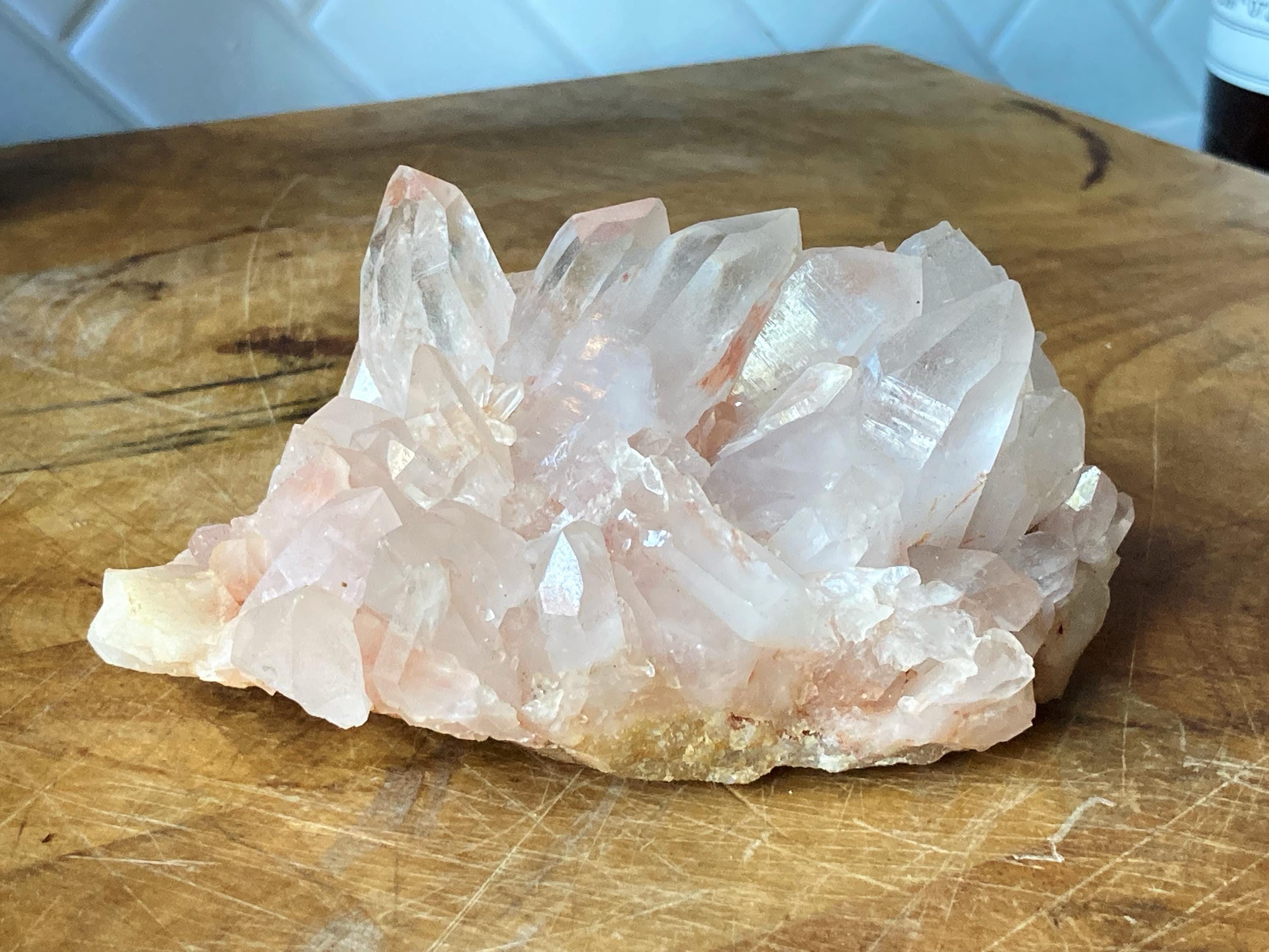 インド産ピンクヒマラヤサマディクォーツクラスター。倫理的かつフェア