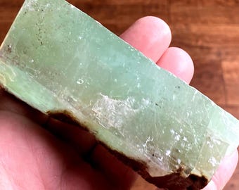 Calcita Esmeralda Natural en Bruto: Cristal de Origen Ético (230 gramos)