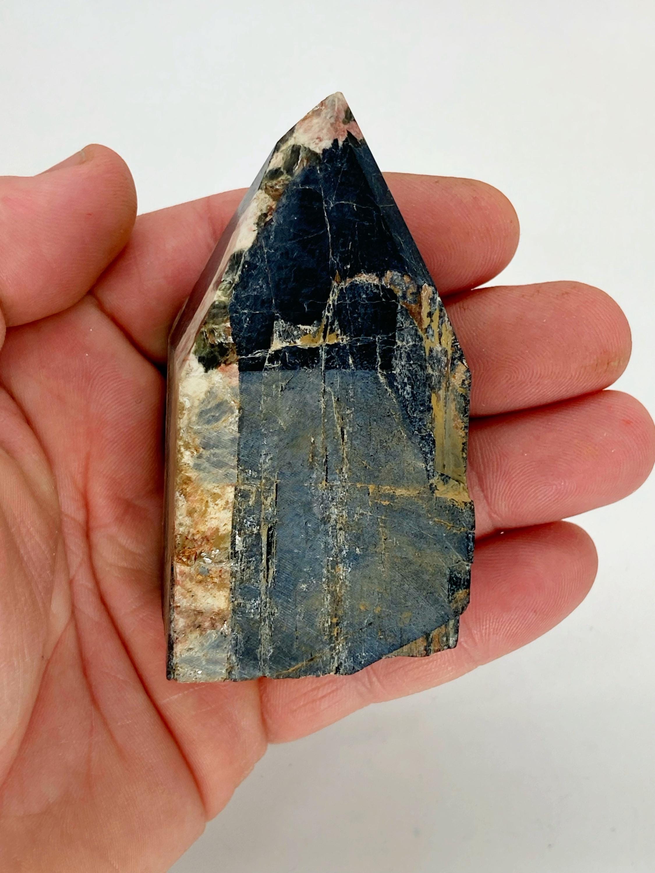 黒トルマリンポイント、白雲母、クォーツ：倫理的に調達された