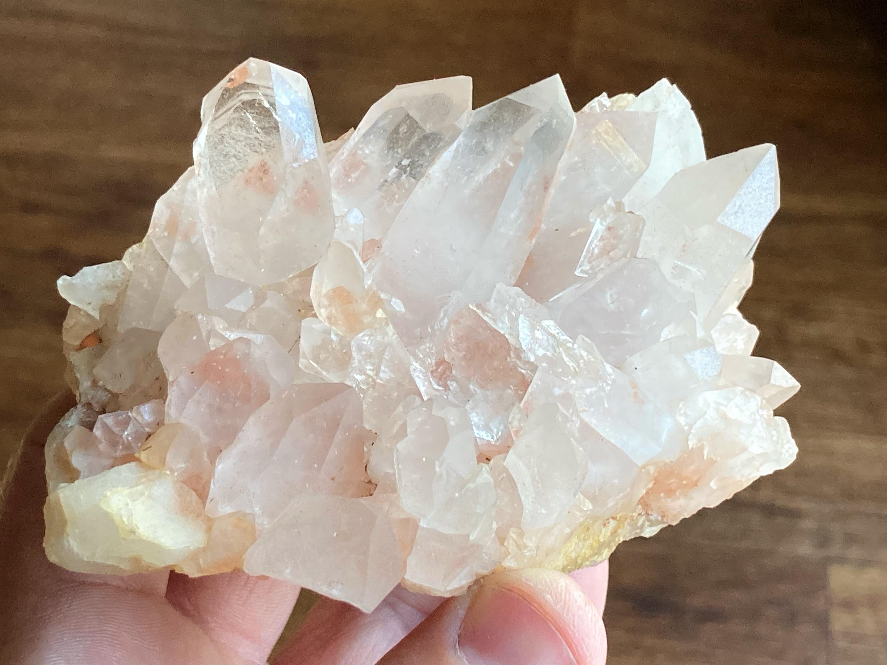 インド産ピンクヒマラヤサマディクォーツクラスター。倫理的かつフェア