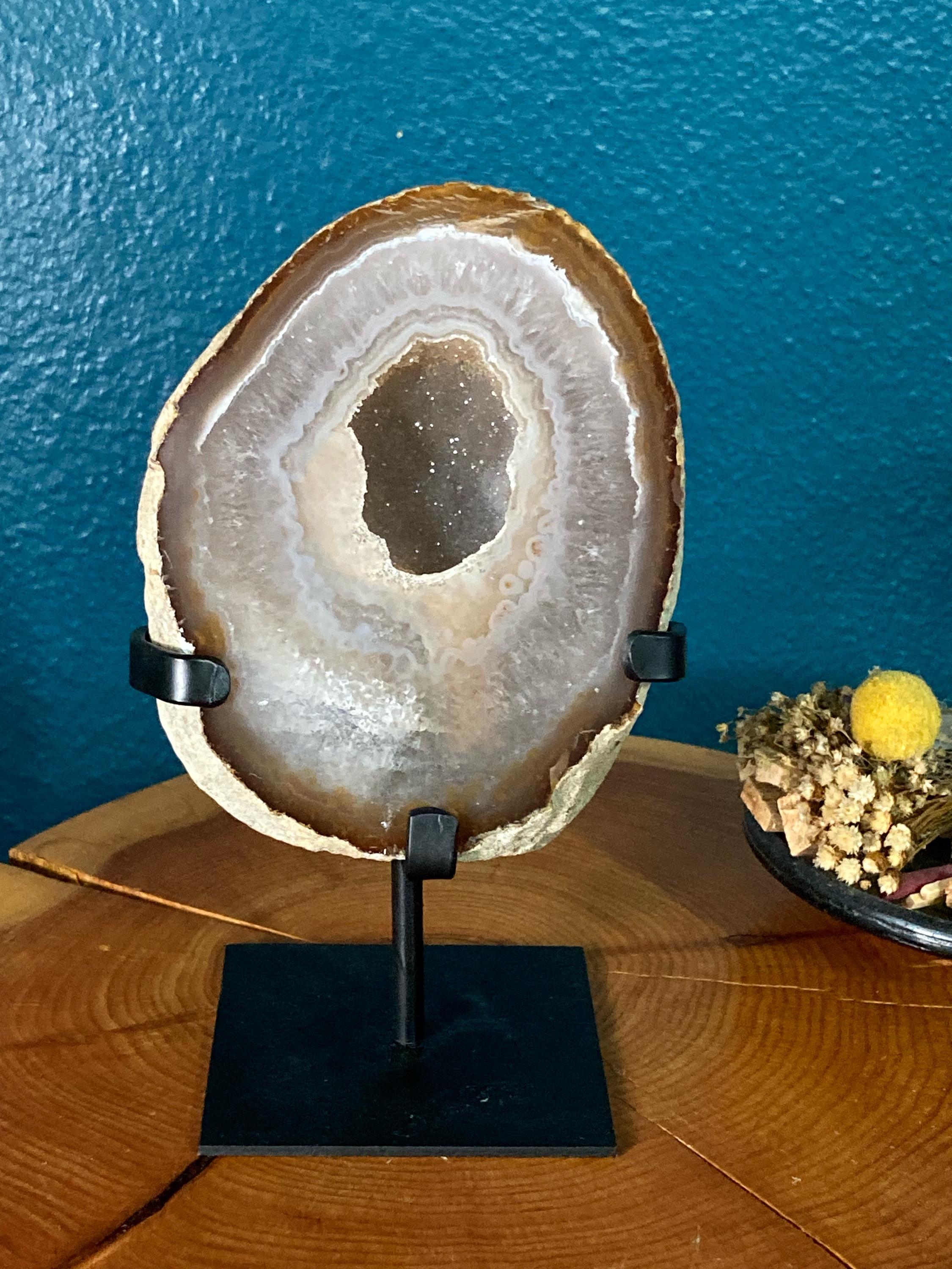 ドゥルージー入り瑪瑙ジオード：倫理的に調達されたクリスタル装飾品