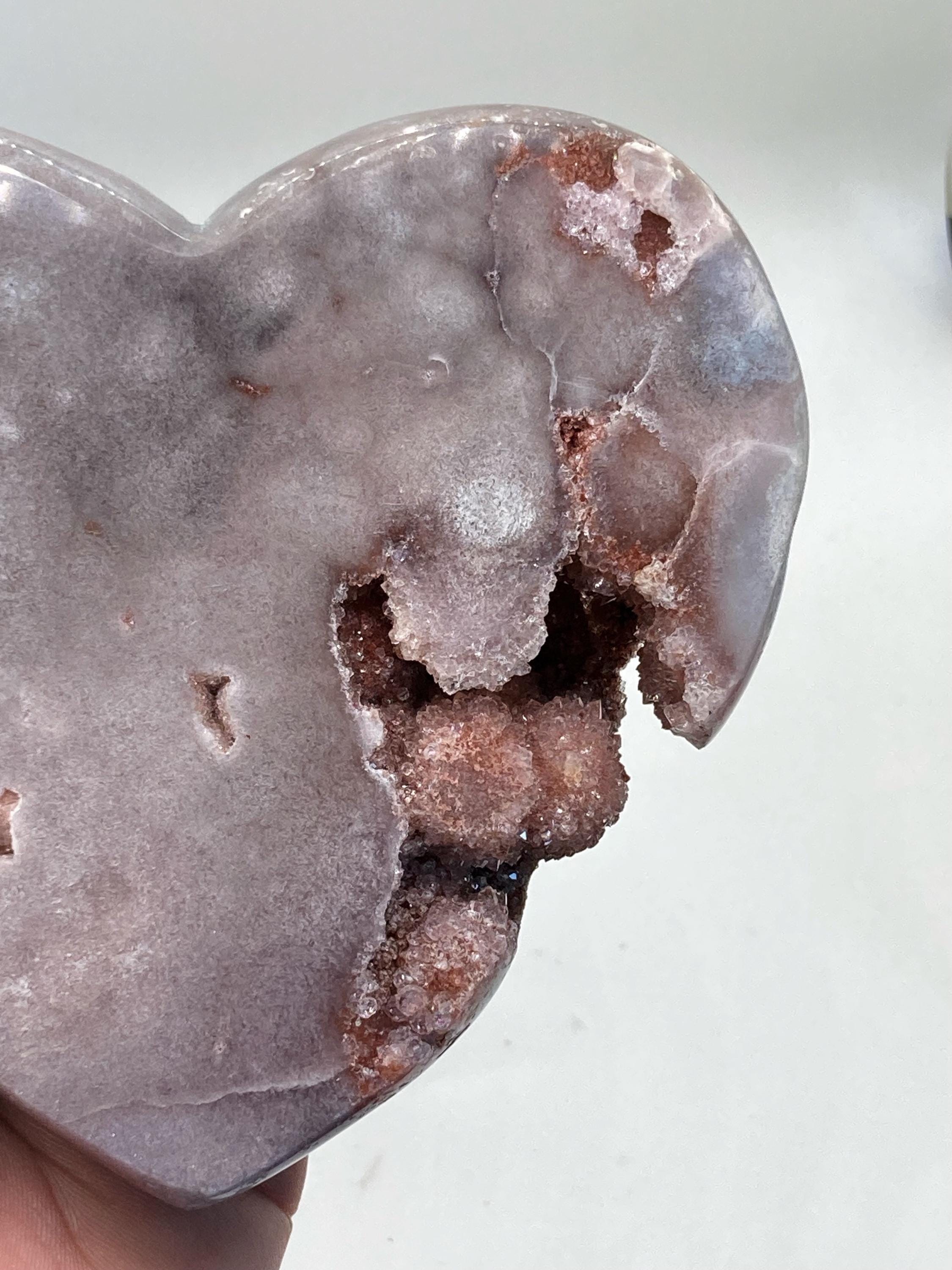 スタンドに飾られたピンクアメジストのハート：磨き上げられた