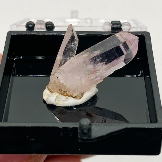 小さなベラクルス産アメジスト ポイント クラスター。メキシコ産で倫理