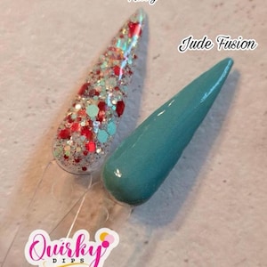 Puede incluir: Dos muestras de esmalte de uñas en palitos transparentes. Una es transparente con purpurina roja, turquesa y plateada, etiquetada como "Ruby". La otra es de color turquesa sólido, etiquetada como "Jude Fusion". El logotipo "Quirky Dips" está en la parte inferior.