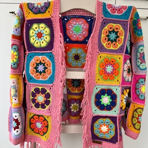 Cardigan carré grand-mère au crochet, cardigan au crochet, cardigan patchwork fait main, mini pull patchwork au crochet, cardigan au crochet rose