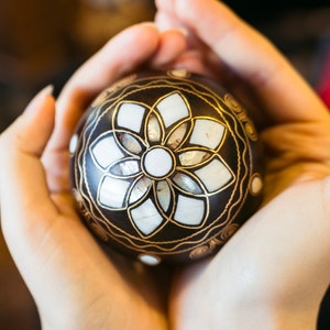 Handmade Walnut Wooden Round Jewelry Box, Mother of Pearl Inlay, Ring Bearer Box, Keepsake Box, Wooden Box, Jewelry Gift Box, Decorative Box