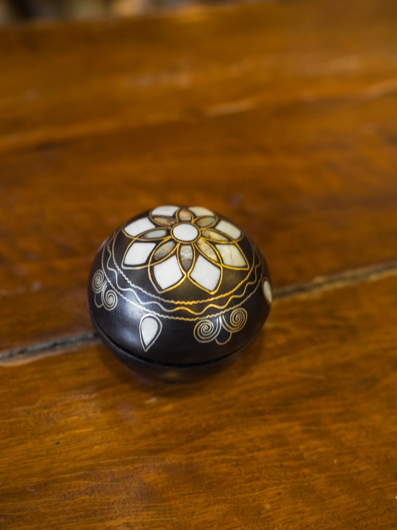 Handmade Walnut Wooden Round Jewelry Box, Mother of Pearl Inlay, Ring Bearer Box, Keepsake Box, Wooden Box, Jewelry Gift Box, Decorative Box