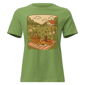 コテージコア ピクニックTシャツ | バスケットと花が描かれた、気まぐれな田舎風グラフィックTシャツ | レディース リラックスTシャツ