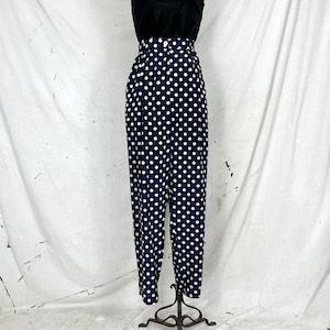 Puede incluir: Pantalones de cintura alta con fondo azul marino y lunares blancos.