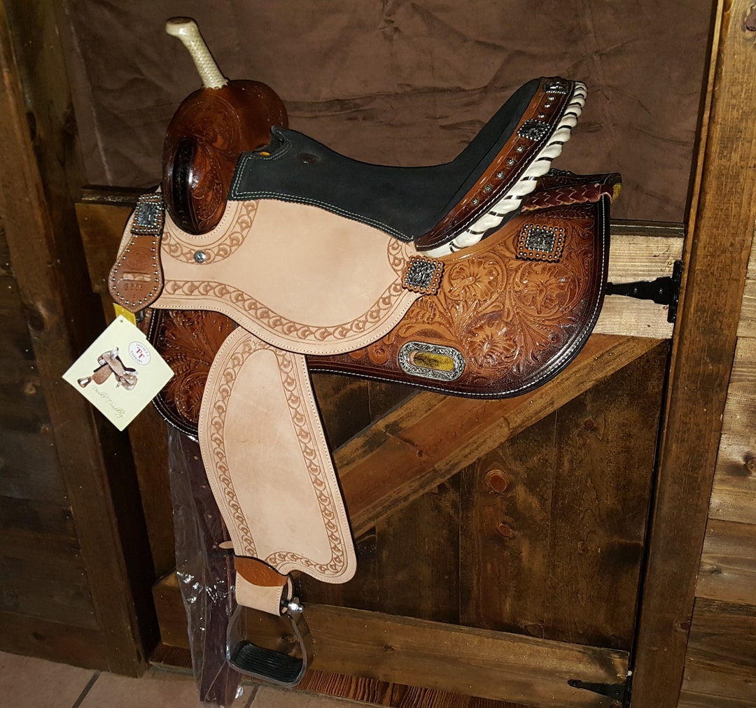 HORSE SADDLE 16 Double T Barrel Saddle With Barrel Racer Conchos Full