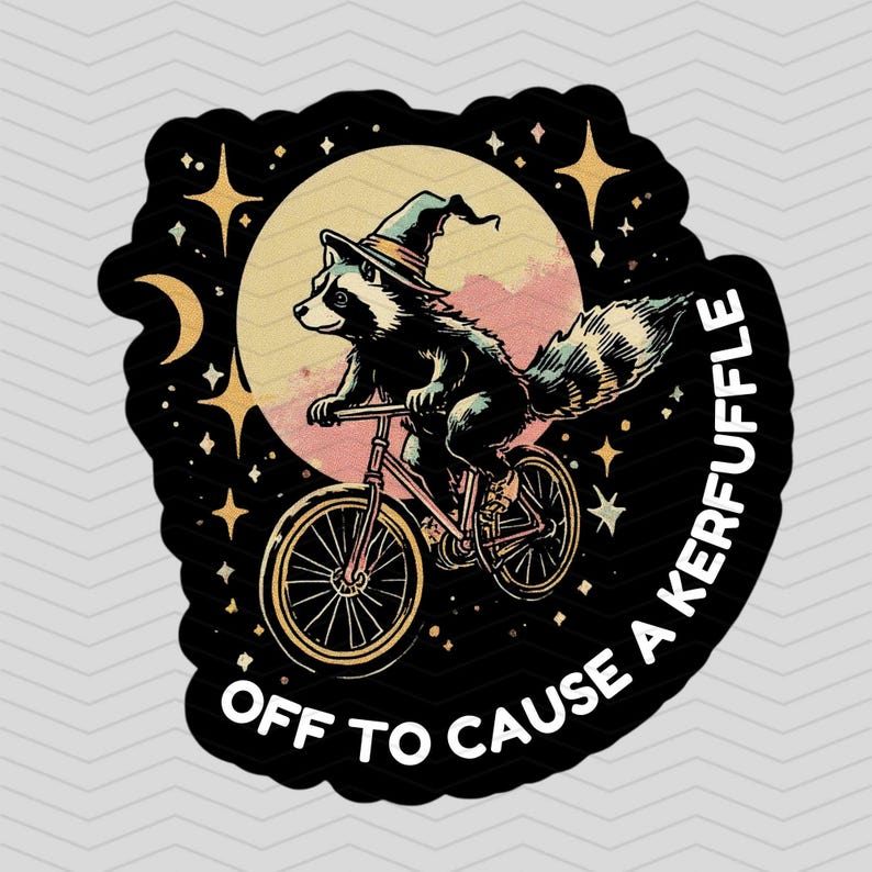 Puede incluir: Una pegatina caprichosa con un mapache montando en bicicleta, con un sombrero de bruja, sobre un cielo nocturno con estrellas y una luna. El texto dice "OFF TO CAUSE A KERFUFFLE". El dise&ntilde;o tiene un estilo vintage de dibujos animados.