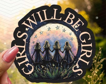 Könnte beinhalten: Ein schwarzer Aufkleber mit dem Schriftzug "GIRLS WILL BE GIRLS" in hellrosa. Der Aufkleber zeigt eine Illustration von vier Figuren, die sich vor einem Sternenhimmel an den Händen halten. Der Aufkleber wird von einer Hand mit einem rosa Nagel gehalten.