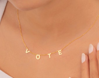 以下が含まれることがあります： チェーンに個別の文字で「VOTE」と綴られた金のネックレスです。