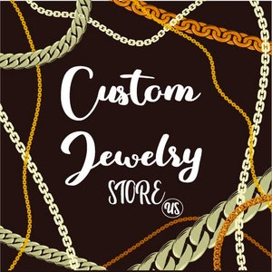 Pu&ograve; includere: Uno sfondo scuro con catene dorate e argentate disposte a croce. Il testo "Custom Jewelry Store US" &egrave; scritto in bianco al centro dell'immagine.