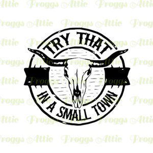 Op de afbeelding: Zwart-wit grafische afbeelding van een schedel van een stier met lange hoorns, omcirkeld door de tekst "TRY THAT IN A SMALL TOWN". Het ontwerp staat op een witte achtergrond, geschikt voor diverse toepassingen.